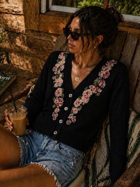 Vintage JH Collectibles Floral Embroidered 
Black Cardigan Sweater Cottagecore S